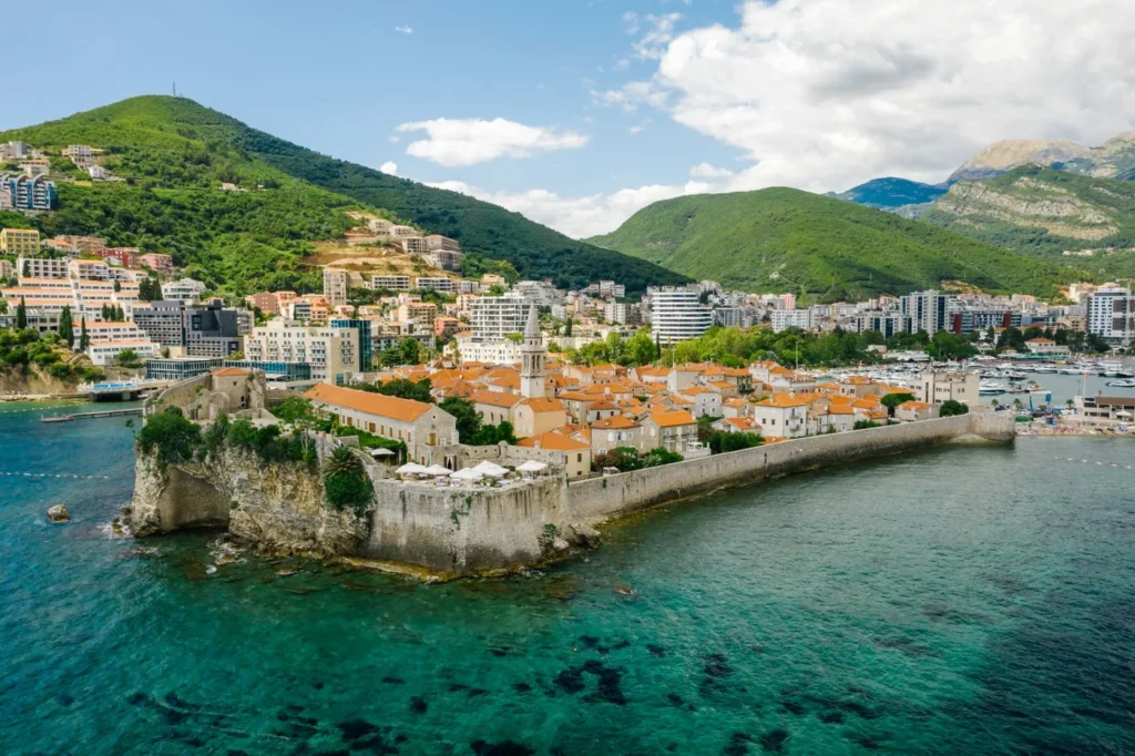 Luchtfoto van de ommuurde oude stad van Budva aan de Montenegrijnse kust