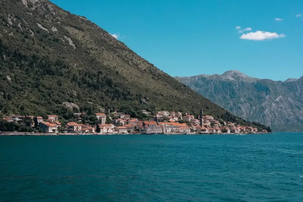 Het kustplaatsje Perast aan het turquoise water van de Baai van Kotor