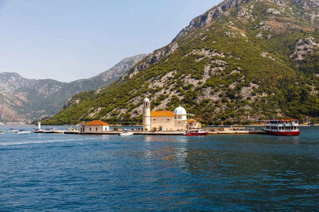 Het eilandje Onze-Lieve-Vrouw-van-de-Rotsen voor Perast in de Baai van Kotor, Montenegro